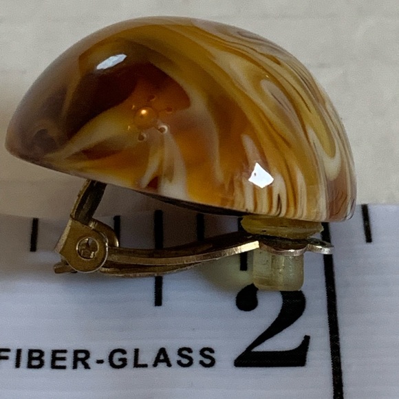 Vintage Brown and White Swirl Lucite Plastic Clip On Earrings Domed Shapped - Picture 10 of 11